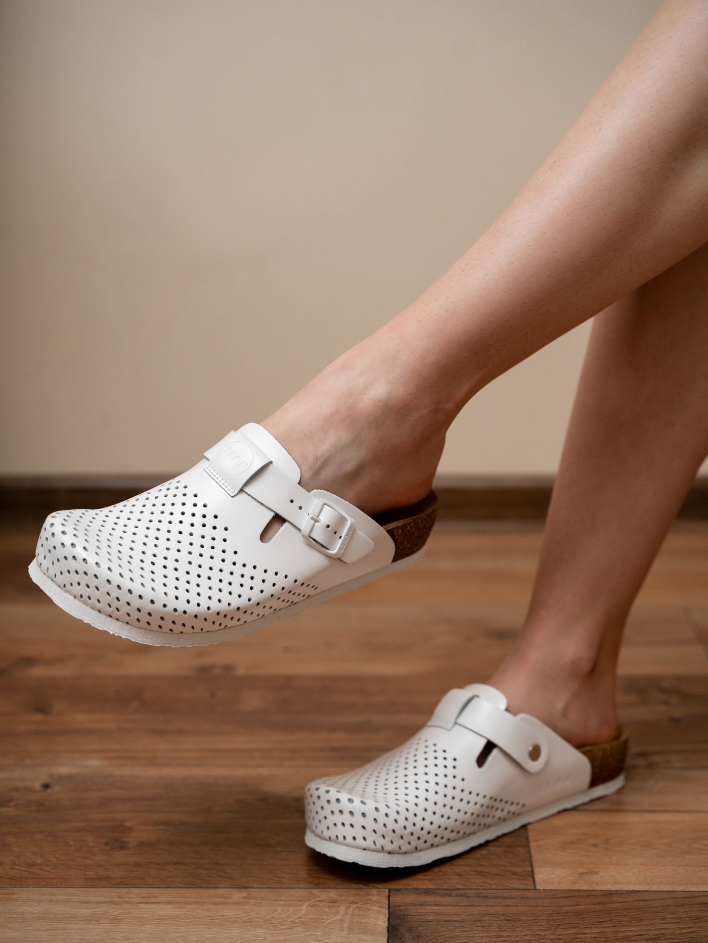 LEON EDITA - BELA 36